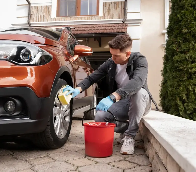 Lavage auto à domicile Avensan : professionnel intervenant sur un véhicule